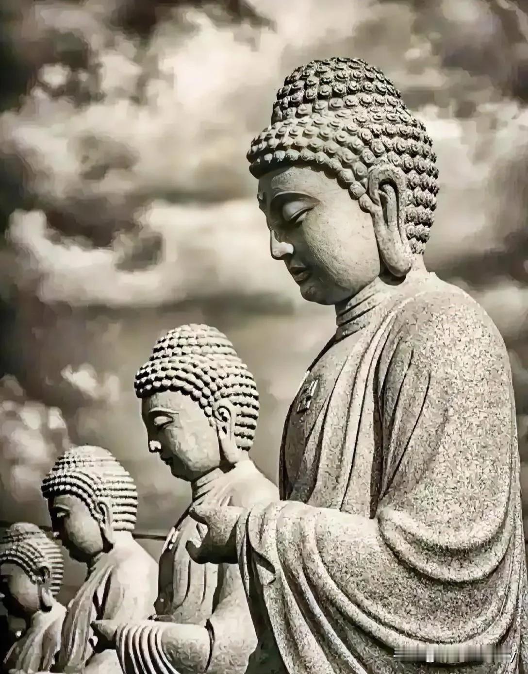 ]老话说的好
耳大必有福，嘴大吃八方。
鼻头圆大肥，足食又丰衣。
男鼻像雄狮，命