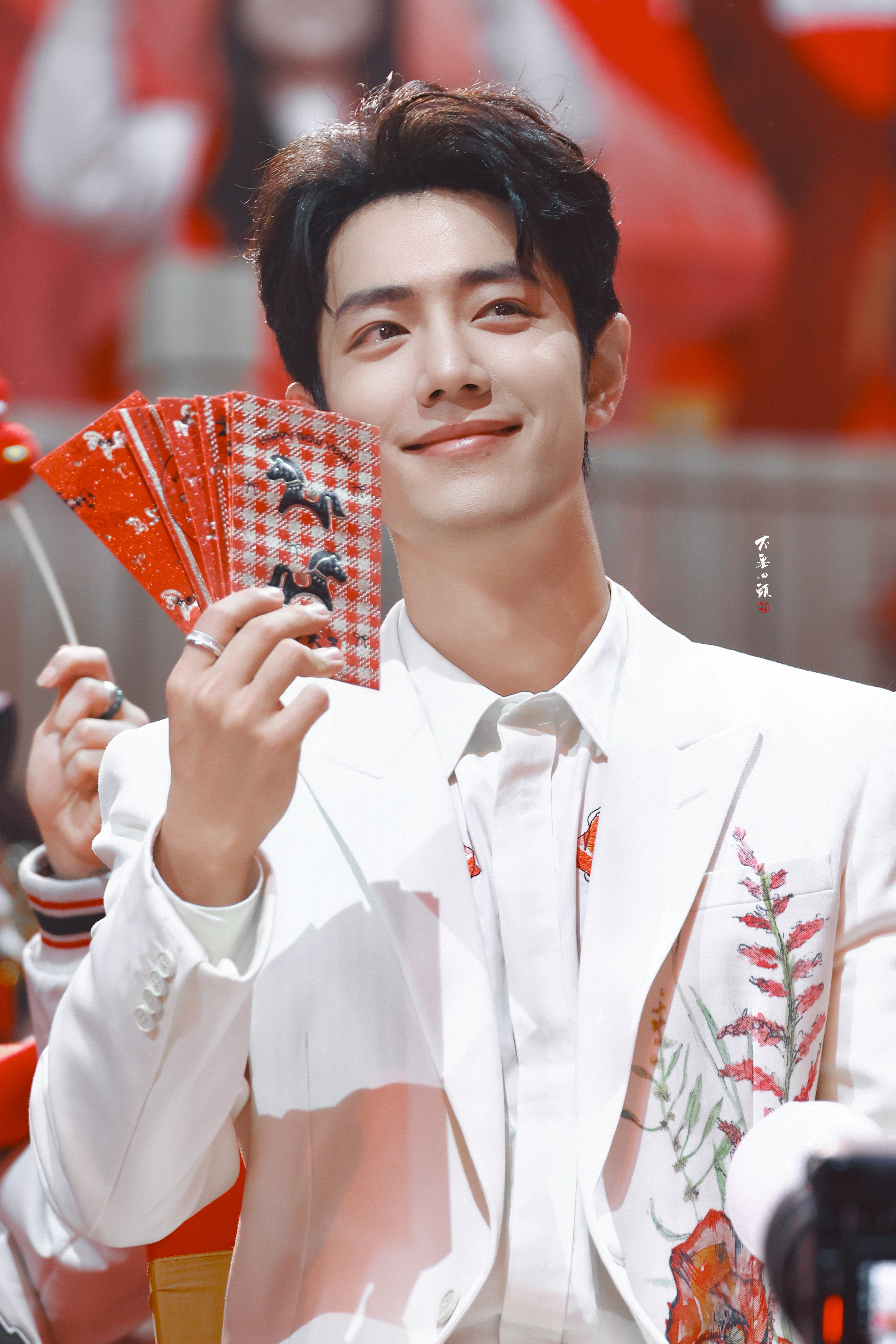 人世间有百媚千红，唯独你是我的情之所钟！白衣战好帅好迷人好养眼~肖战全能型艺人◎