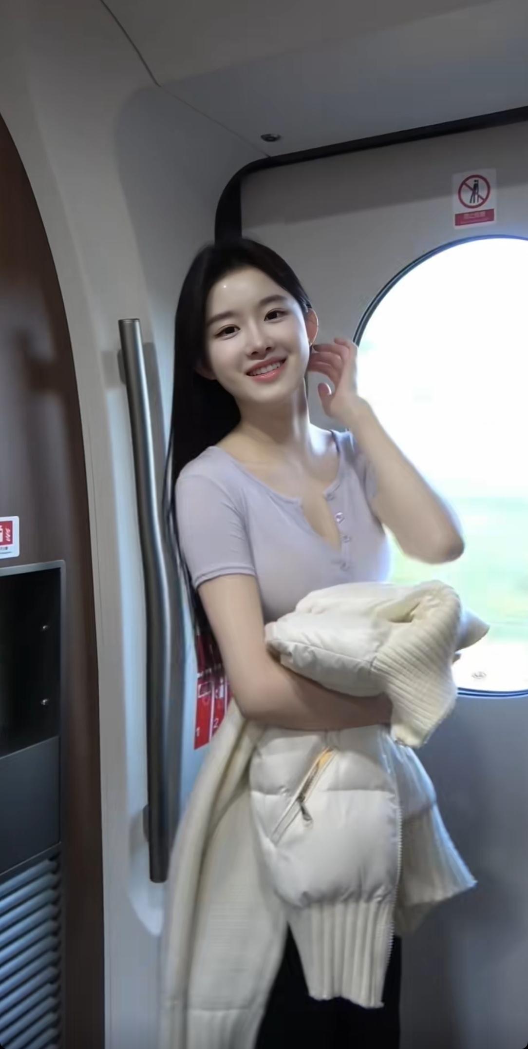 在这个机遇与挑战并存的时代，不论男女，都应将命运的主动权牢牢掌握在自己手中。靠自