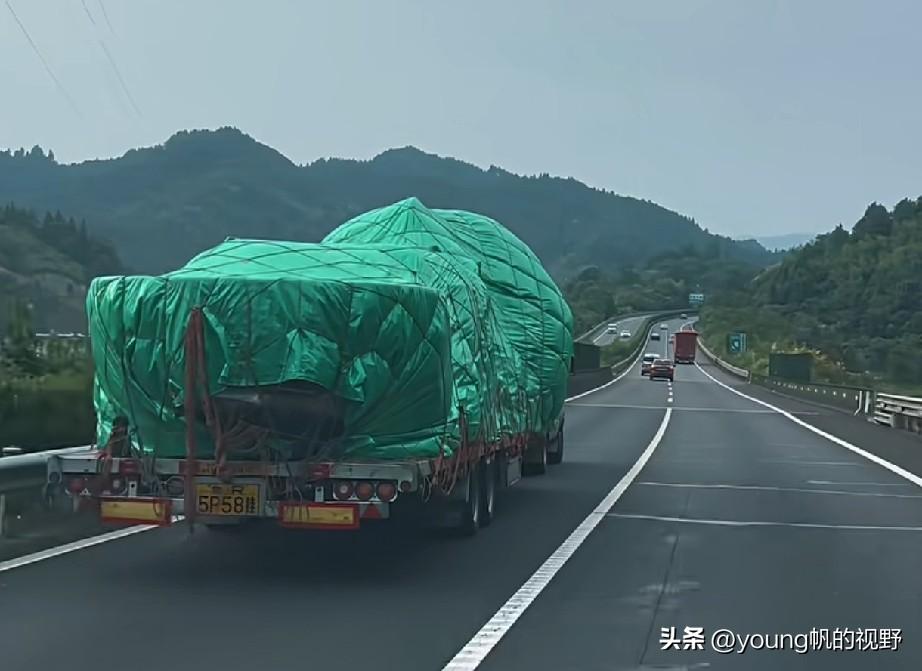 现在的货运车市场都已经那么卷了吗？有网友在高速公路上行驶时看见这样的一幕。只见前