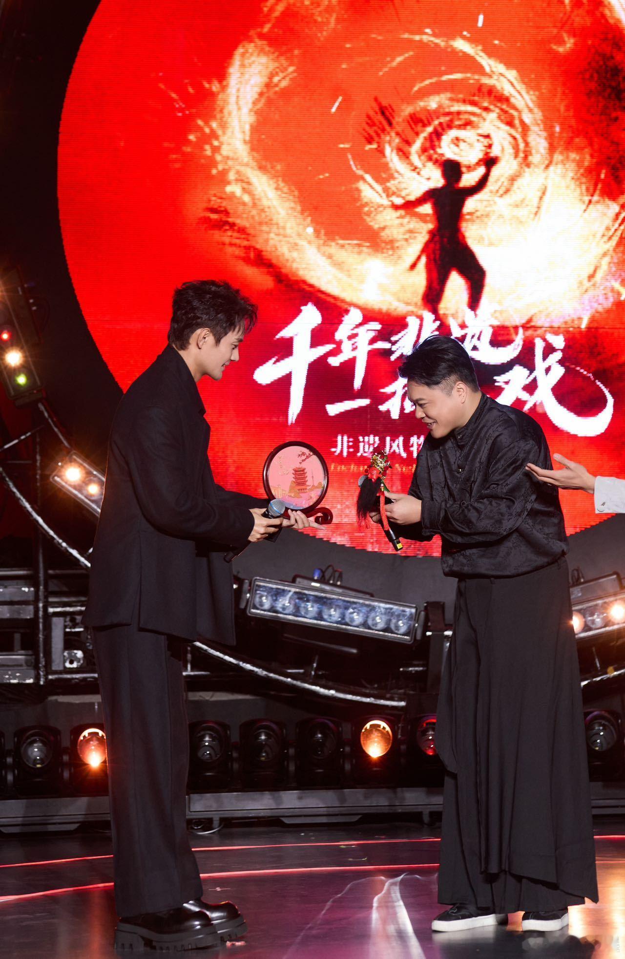 #新中式赛道也是被王凯闯进去了#在新中式赛道上闪闪发光。他的中式帅哥风范，板正且