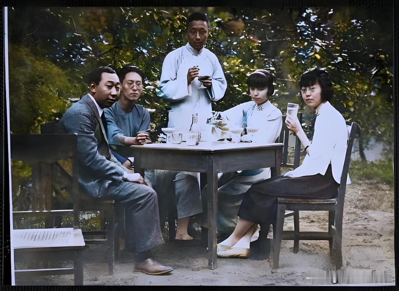 这张照片记录下了张爱玲与家人相聚的温馨时刻。画面中，地点是天津家中那座半旧花园洋