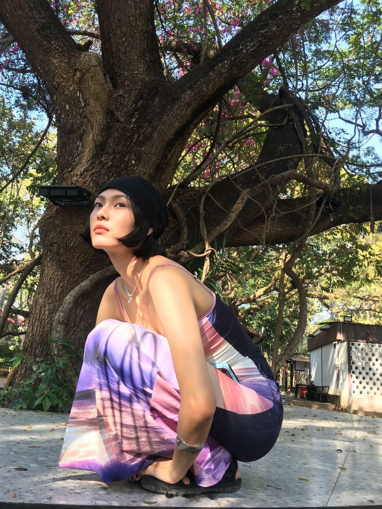 赵佳丽的旅行照活人感好强 没有人能对 发的日常图保持冷漠！生命力好旺盛的一个小女