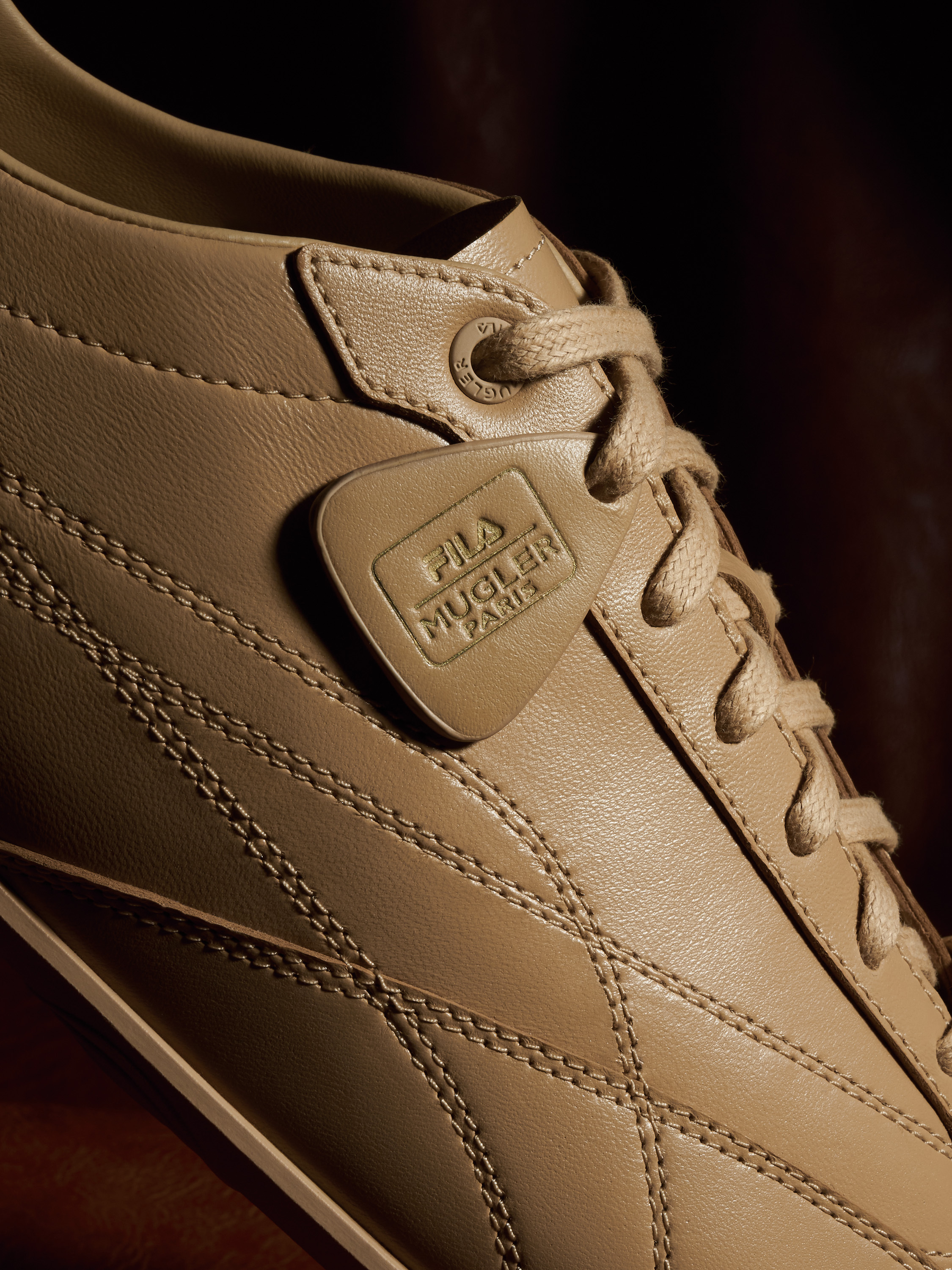 FILA与Mugler携手打造的限量联名鞋款「FILA 羊皮卷」正式登场，此次合
