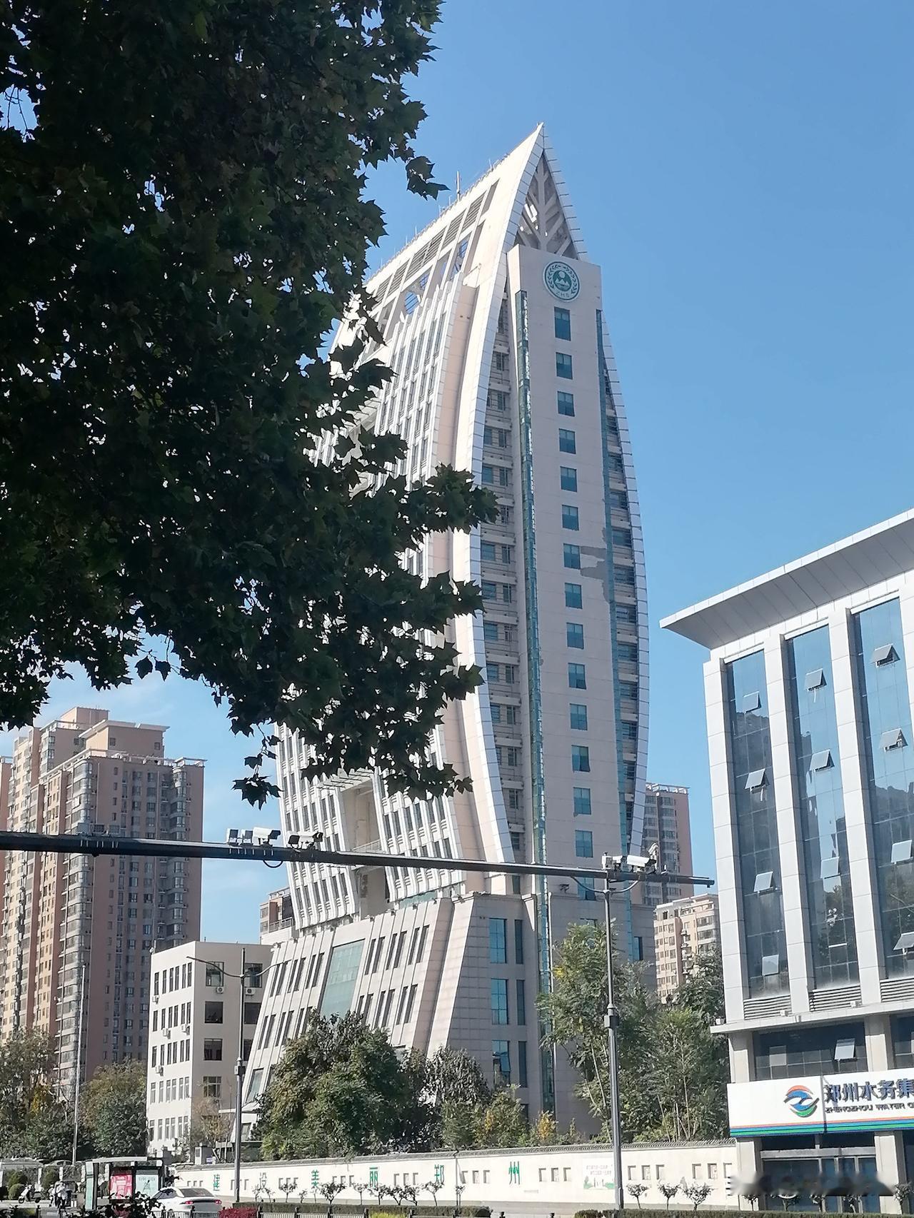 大家能说出这座建筑的寓意吗？它的外形是否宛如水滴一般？
实际上，这座大楼正是围绕