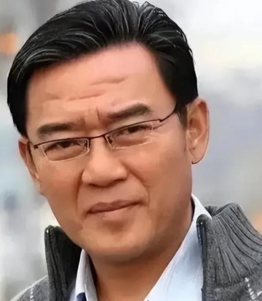 1990年，李立群从台湾回到大陆，找到了同父异母的大哥，见到大哥家一贫如洗，他拿