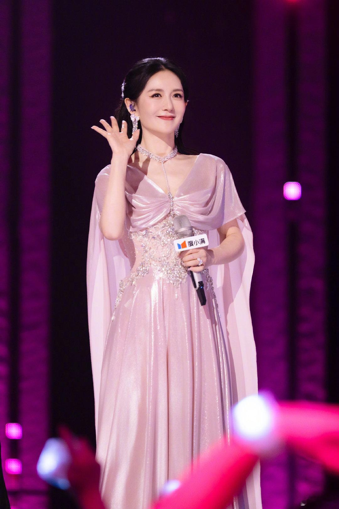 谢娜三公第二场粉闪造型 谢娜粉粉闪闪乘风见证人粉光流转，星光点缀！谢娜的乘风见证