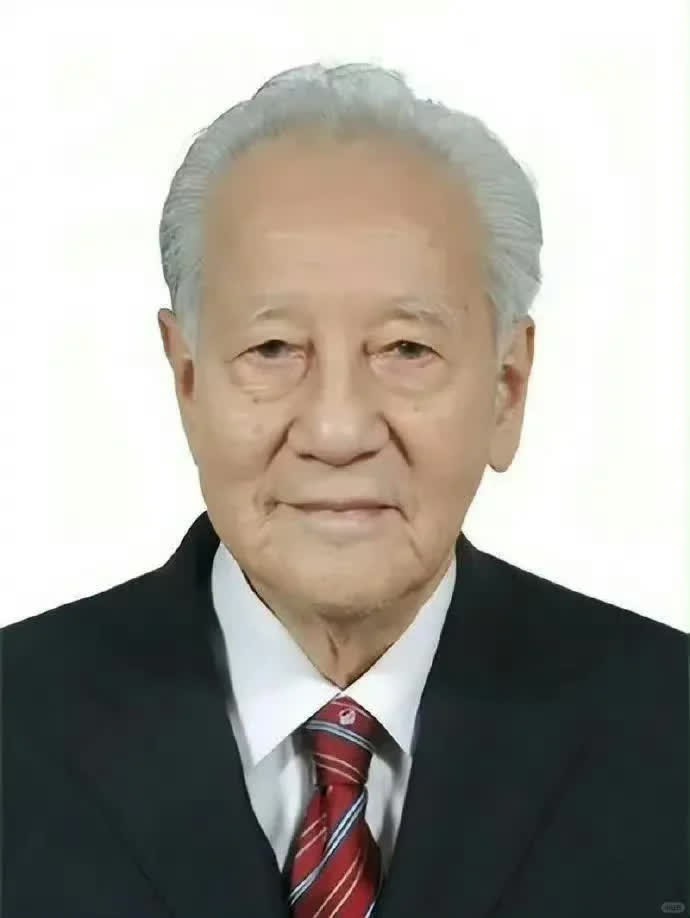 致敬 ！！  核潜艇之父黄旭华，今年已经100岁了，致敬 ！！ 