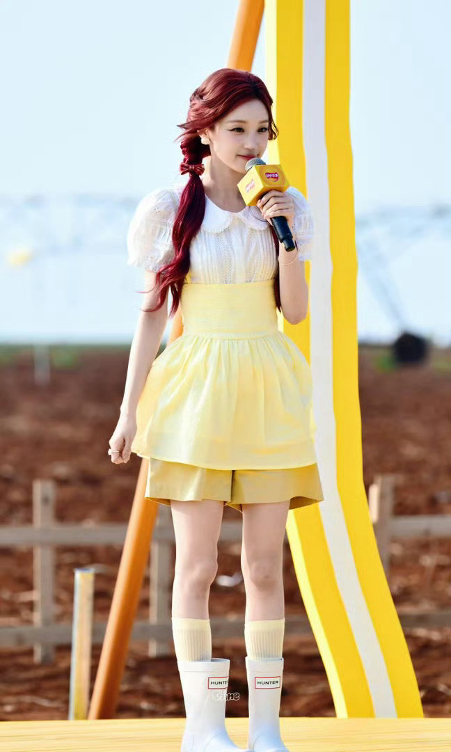谁能拒绝和元气满满的雨琦弟弟一起挖土豆啊！简直可爱到犯规～宋雨琦黄白色裙裤造型 