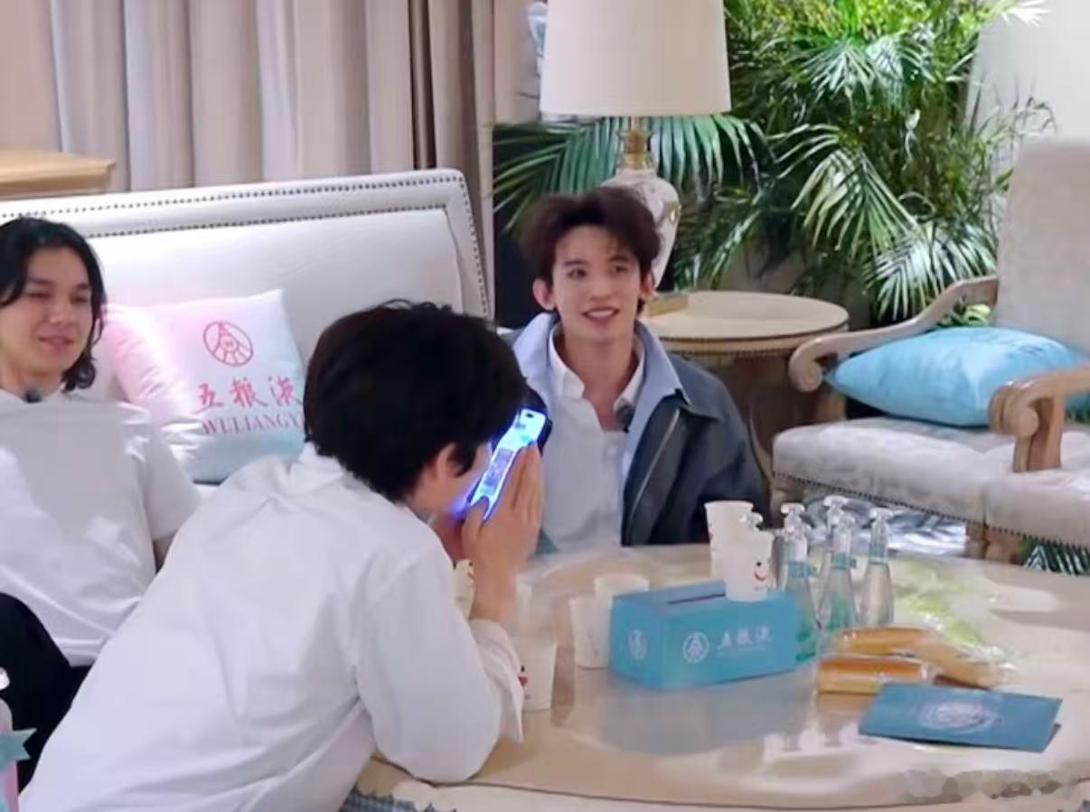 井胧董思成迷惑行为加一 被井胧董思成的迷惑热舞笑到拍腿！《风华合伙人》里的抽象舞