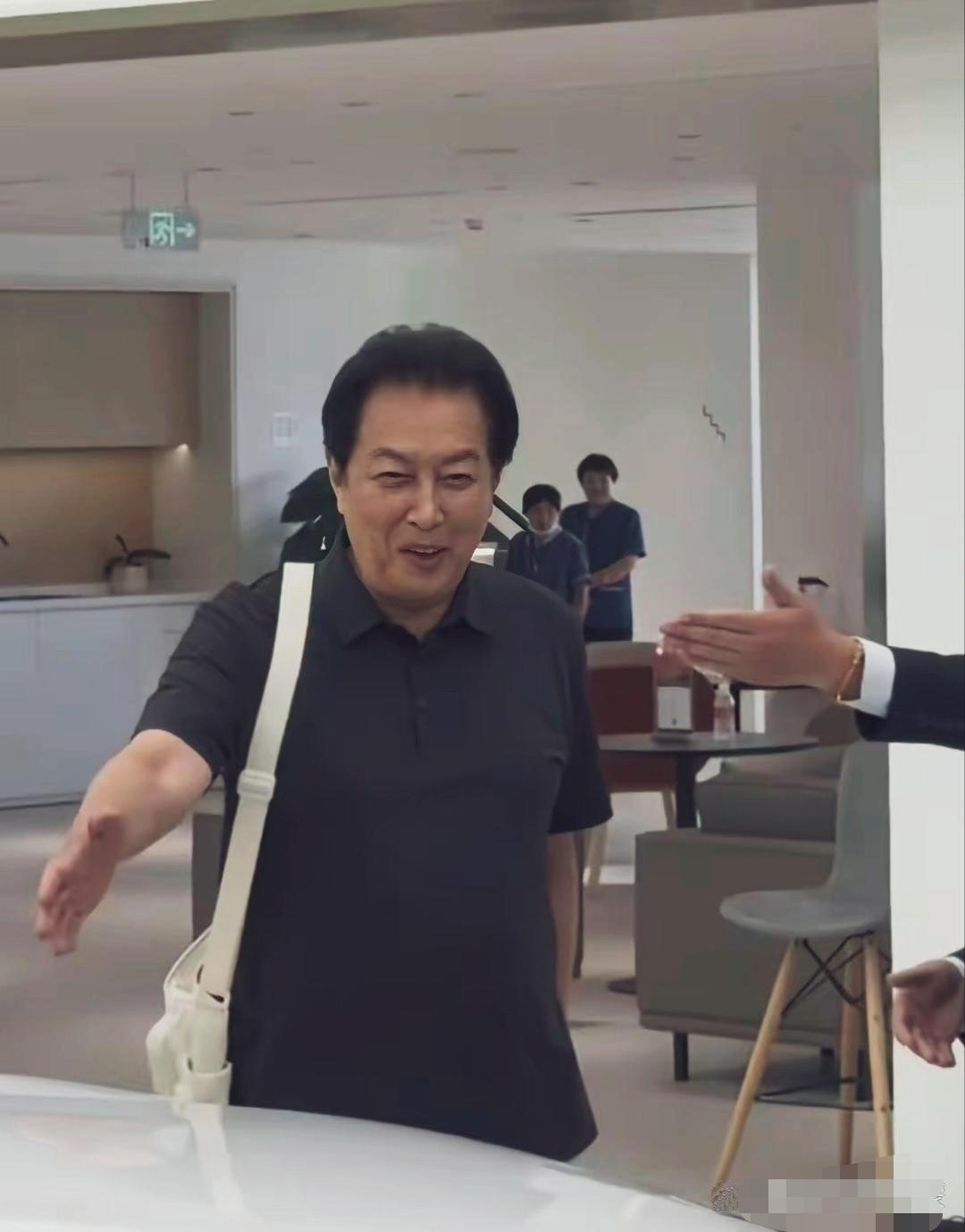 唐国强现身汽车展厅，一身休闲穿搭十分朴素，坐进车内体验，直言乘坐感受舒适，面对围
