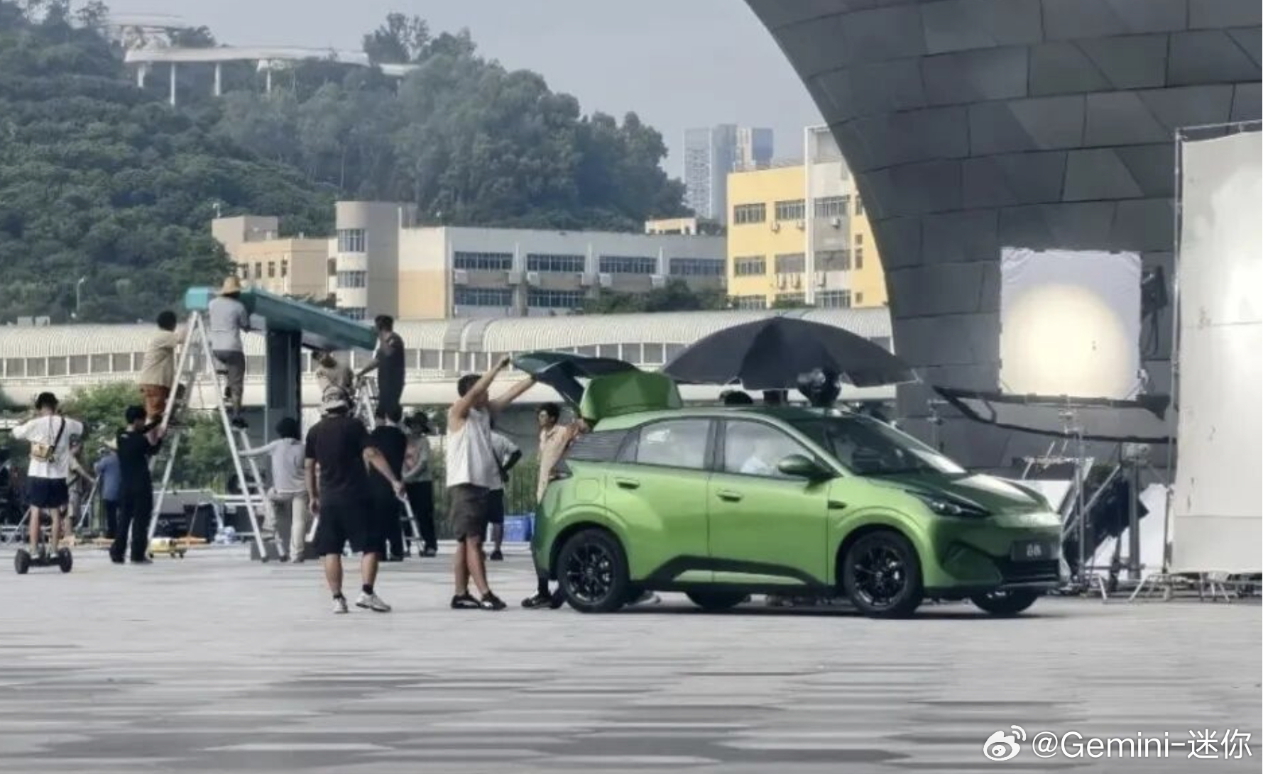 全新一代海鸥实锤会搭载闪充了，拍摄现场搭建了闪充桩的模型，但应该不会全系标配[并