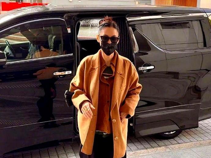 据港媒，张柏芝遭前经纪人控告收取片酬却未履行电影合约一案于今日宣判
前经纪人拿着