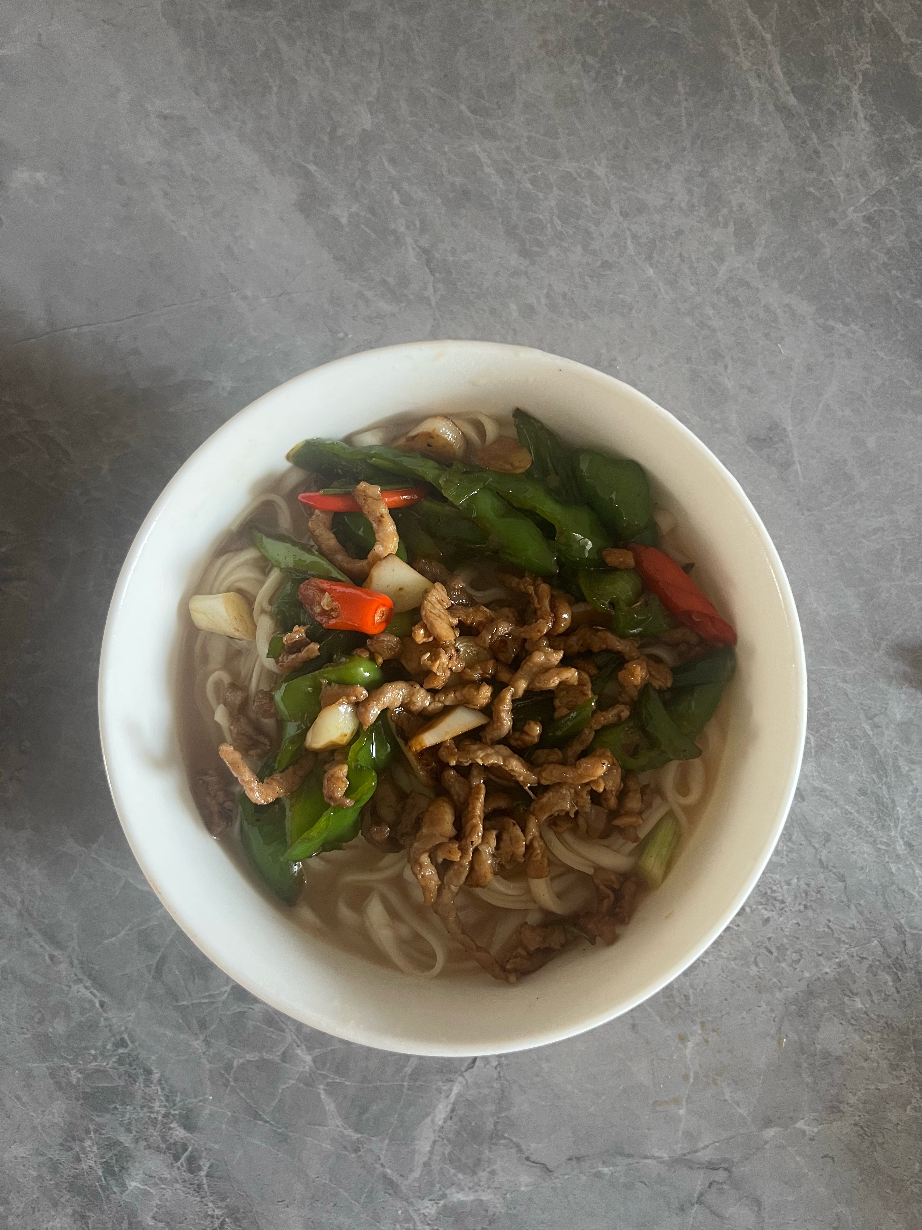 起晚了，来一碗辣椒炒肉面条 