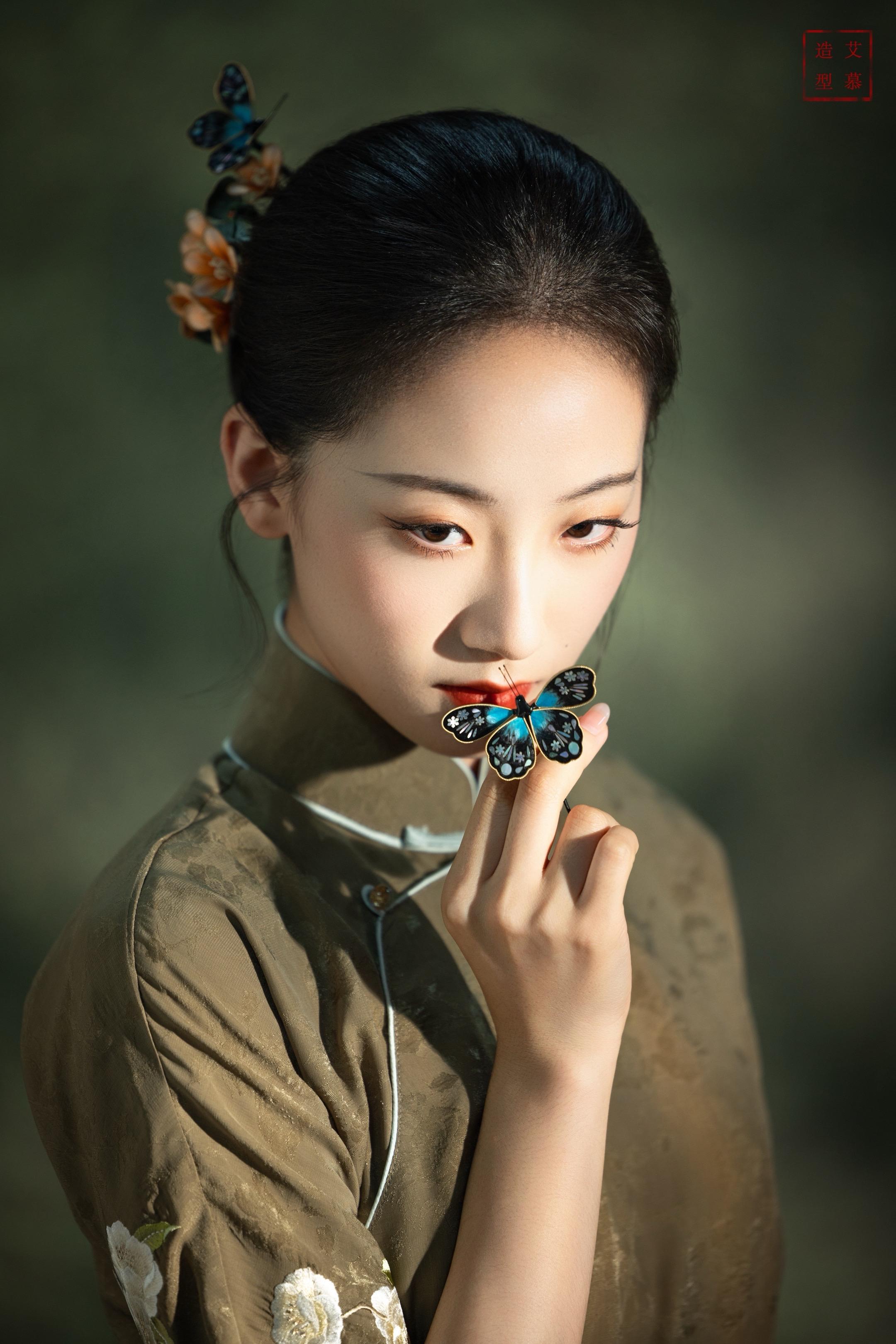 蝶落指尖，美人垂眸。有人说，蝴蝶是自由的象征，  而酢浆草，是幸运的隐...