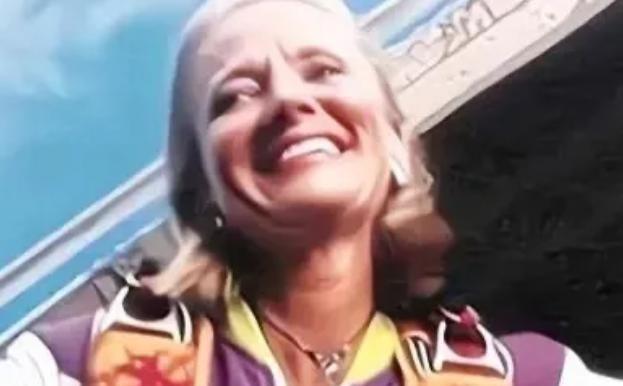 1999年，美国一女子从4400米的高空跳伞，突然发现伞包打不开，她绝望的闭上双