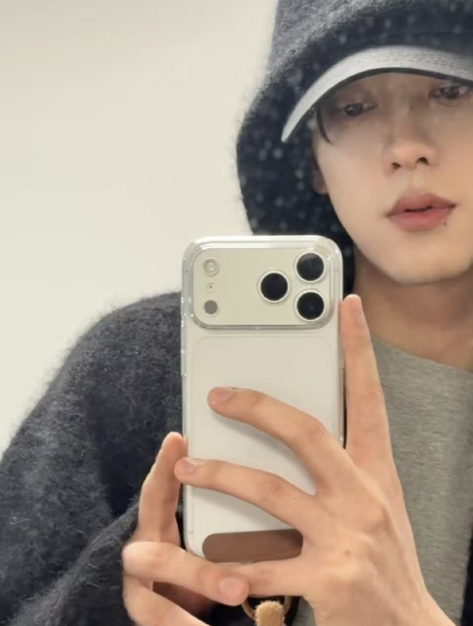 田栩宁对镜live自拍田栩宁兔闪闪手机挂绳 田栩宁对镜live自拍，田栩宁兔闪闪