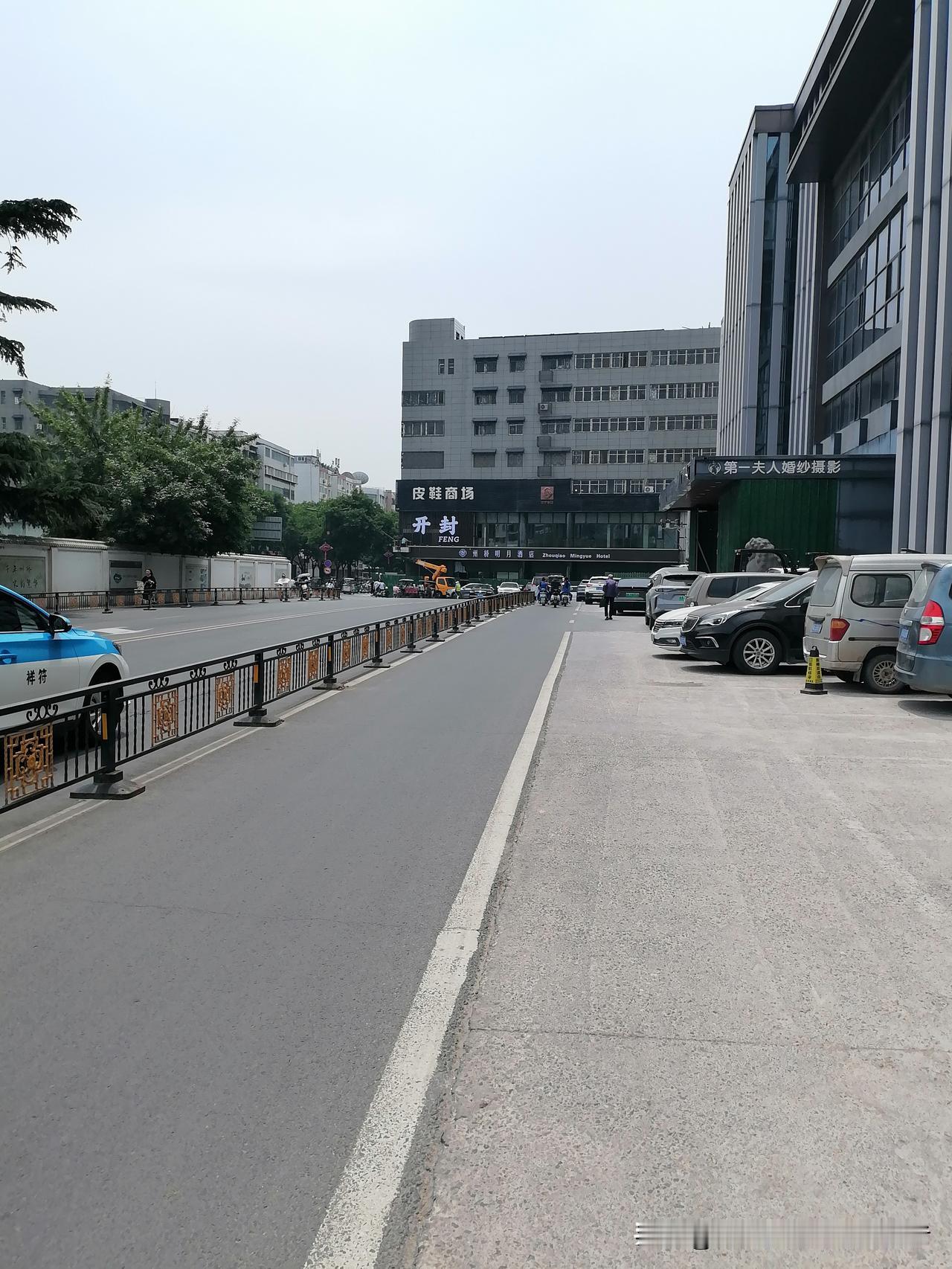 随着开封市旅游欣欣向荣开封市又新开了一家酒店，在中山路上商场退出酒店开始。