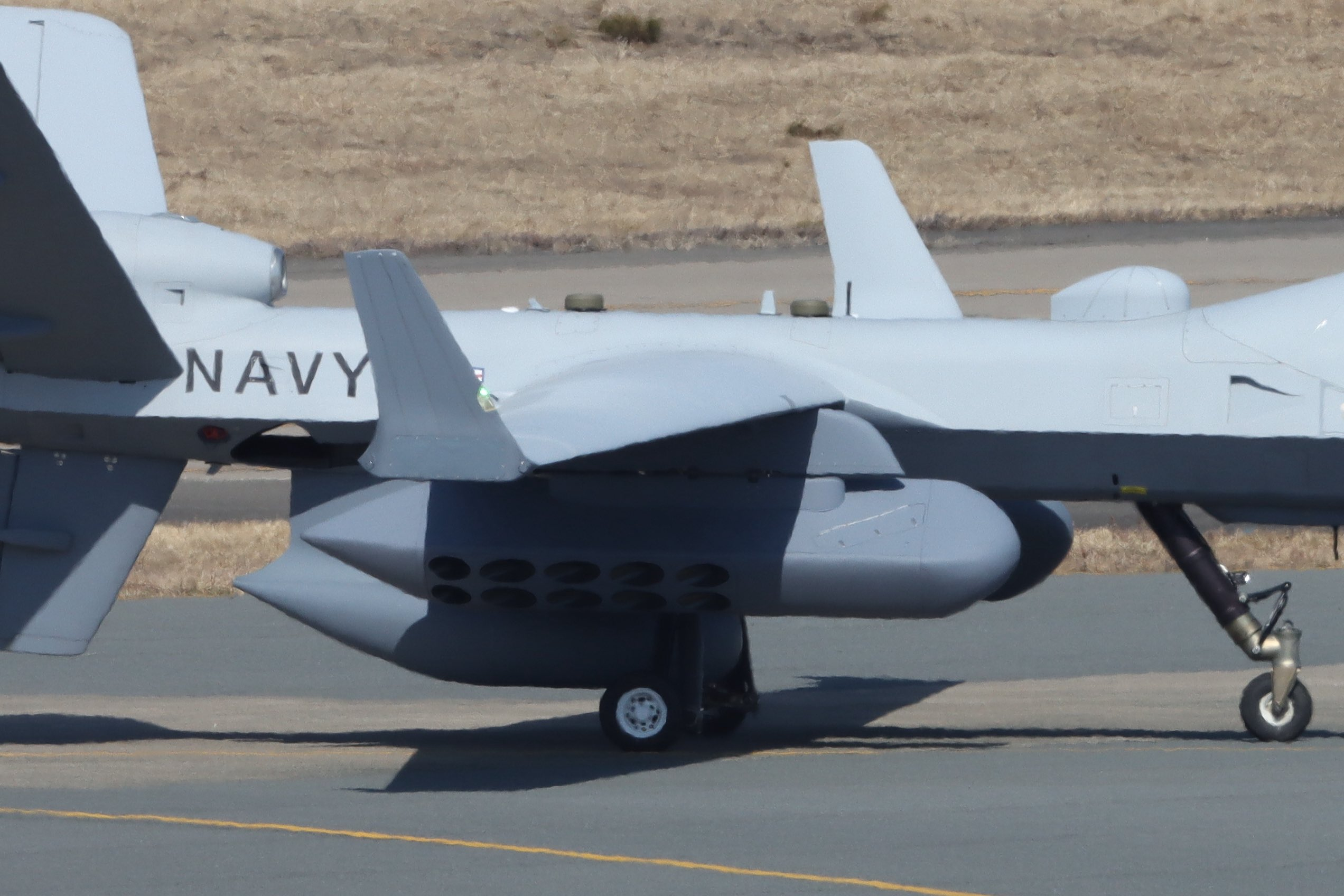 日本 三泽美军基地的美国海军MQ-9无人机携带了声纳投放吊舱 