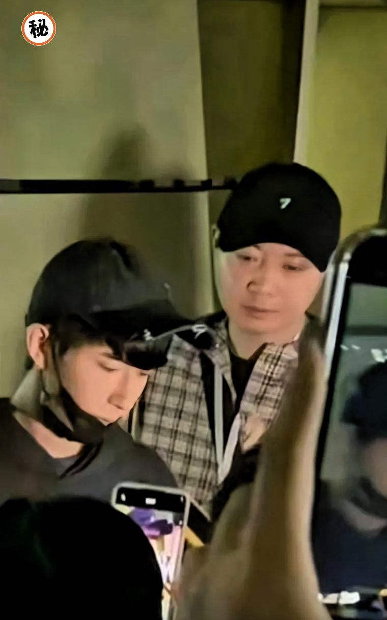 见过这么可怕的经纪人吗？
小于真的很怕他！
明明刚才还在给粉丝微笑签名，明星一个