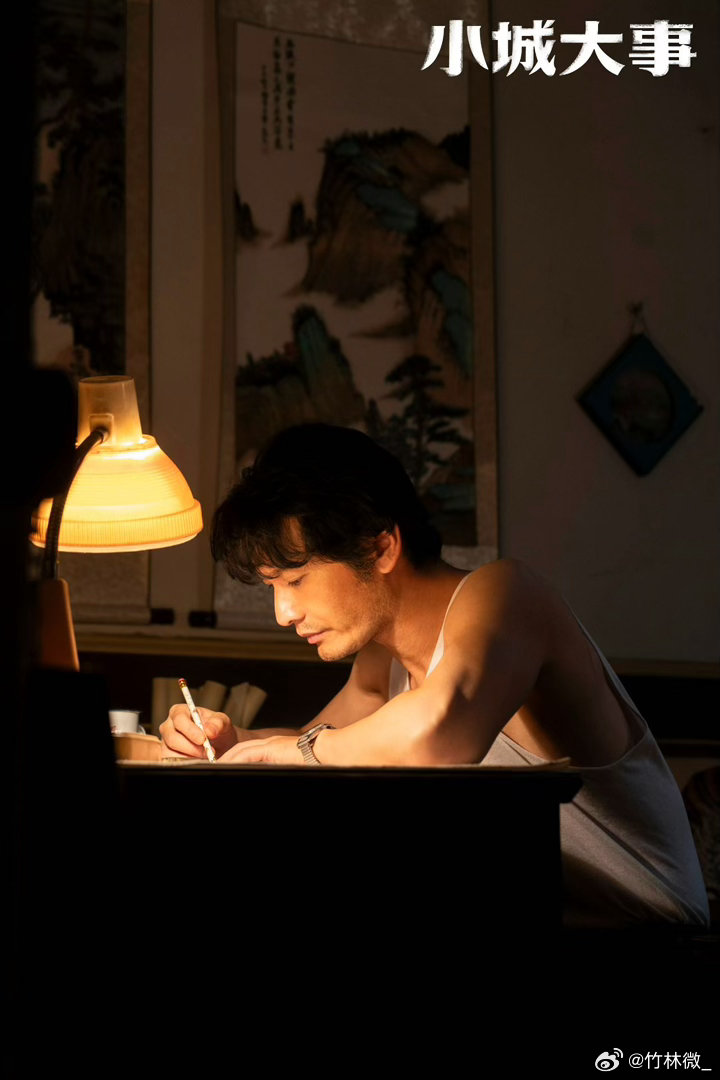 恭喜黄晓明主演的《小城大事》斩获Q1影响力剧集热度第一！演技扎实自然，角色塑造深