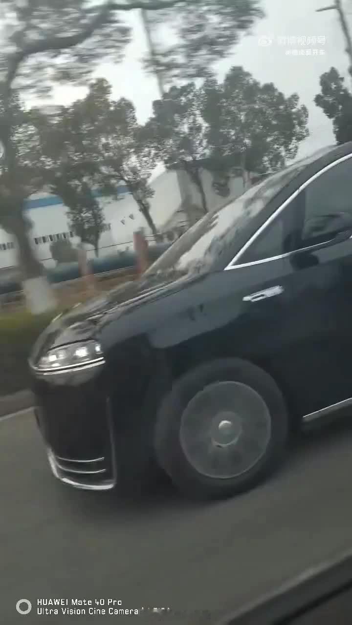 几位博主先后曝光智界V9 的最新消息，该车采用的最新三联屏设计，其中前方一块大屏