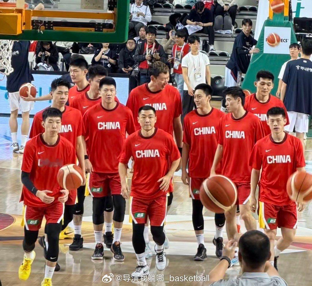 新华社发文点评中国男篮：对于中国男篮而言，竞技水平的提升不可能一蹴而就，指望更换