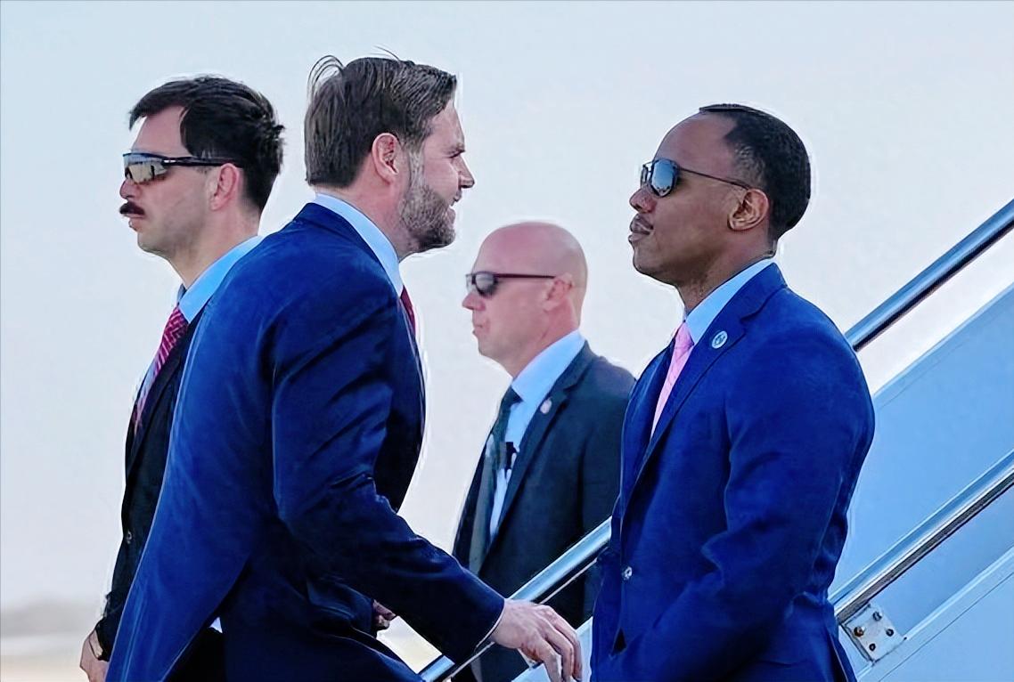 这场美伊谈判戏有点多，美国副总统万斯坐着“空军二号”直奔巴基斯坦伊斯兰堡，可美方