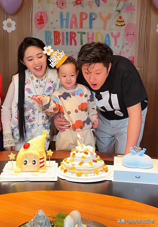 金龟子这一家子共用一张脸，外孙太像金龟子了，如今不是一家人不进一家门，女婿也挺像