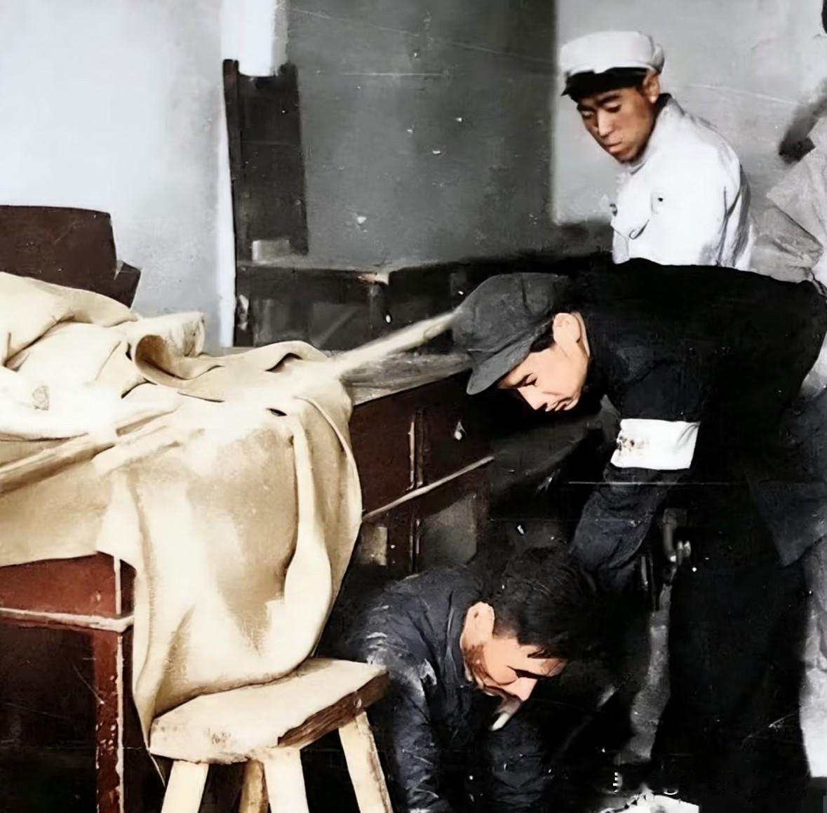 这是1949年，太原解放一个星期后，躲在衣柜里的国民党30军长戴炳南被解放军俘虏
