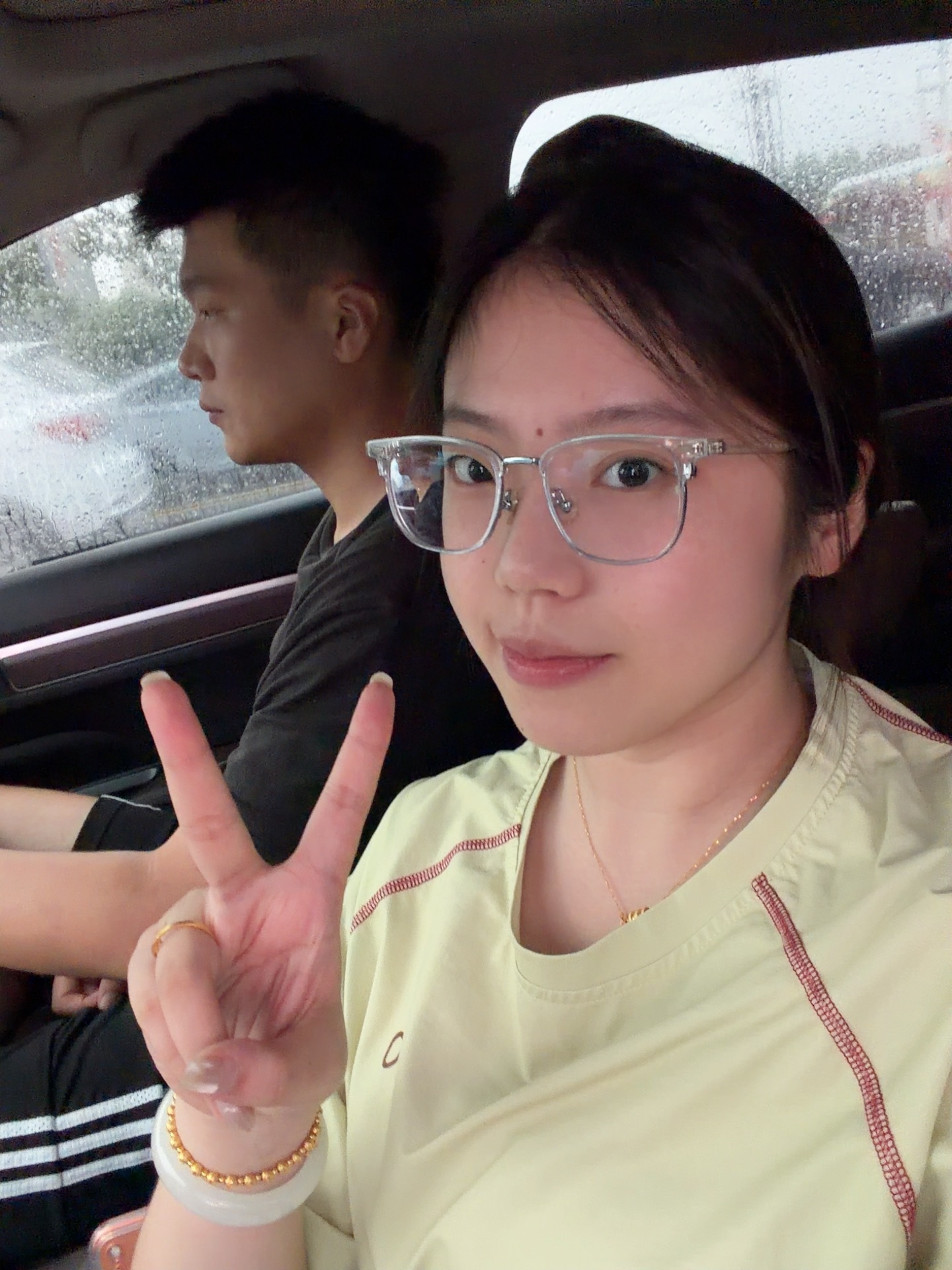 顶着暴雨和积水去健身的两口子绝不是孬种 