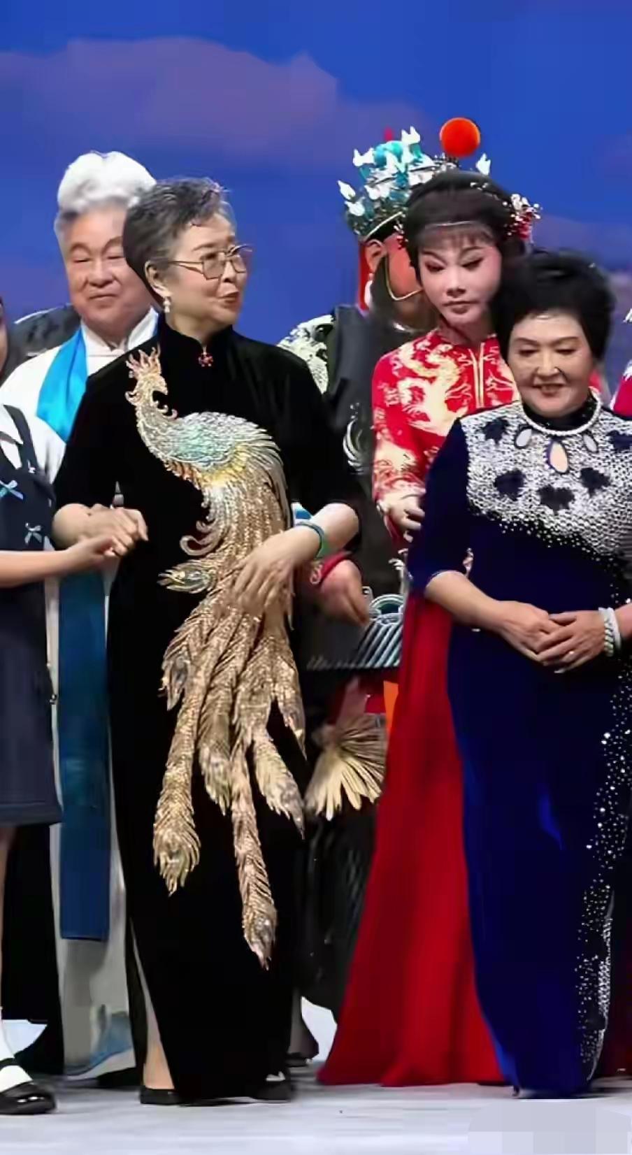使劲向C位急的两位老太太她们是谁？