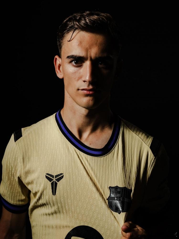 ⚽🏀跨界联动！巴萨发布与科比联名的新赛季客场球衣！足球俱乐部巴塞罗那发布了球队