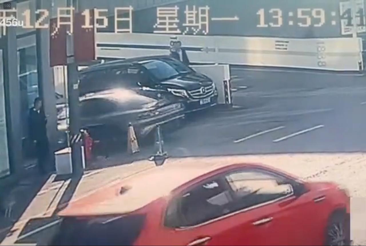 上坡倒车要小心，操作不当易发事故，这不小米新车主杭州提车，一大脚油门把人撞了还不