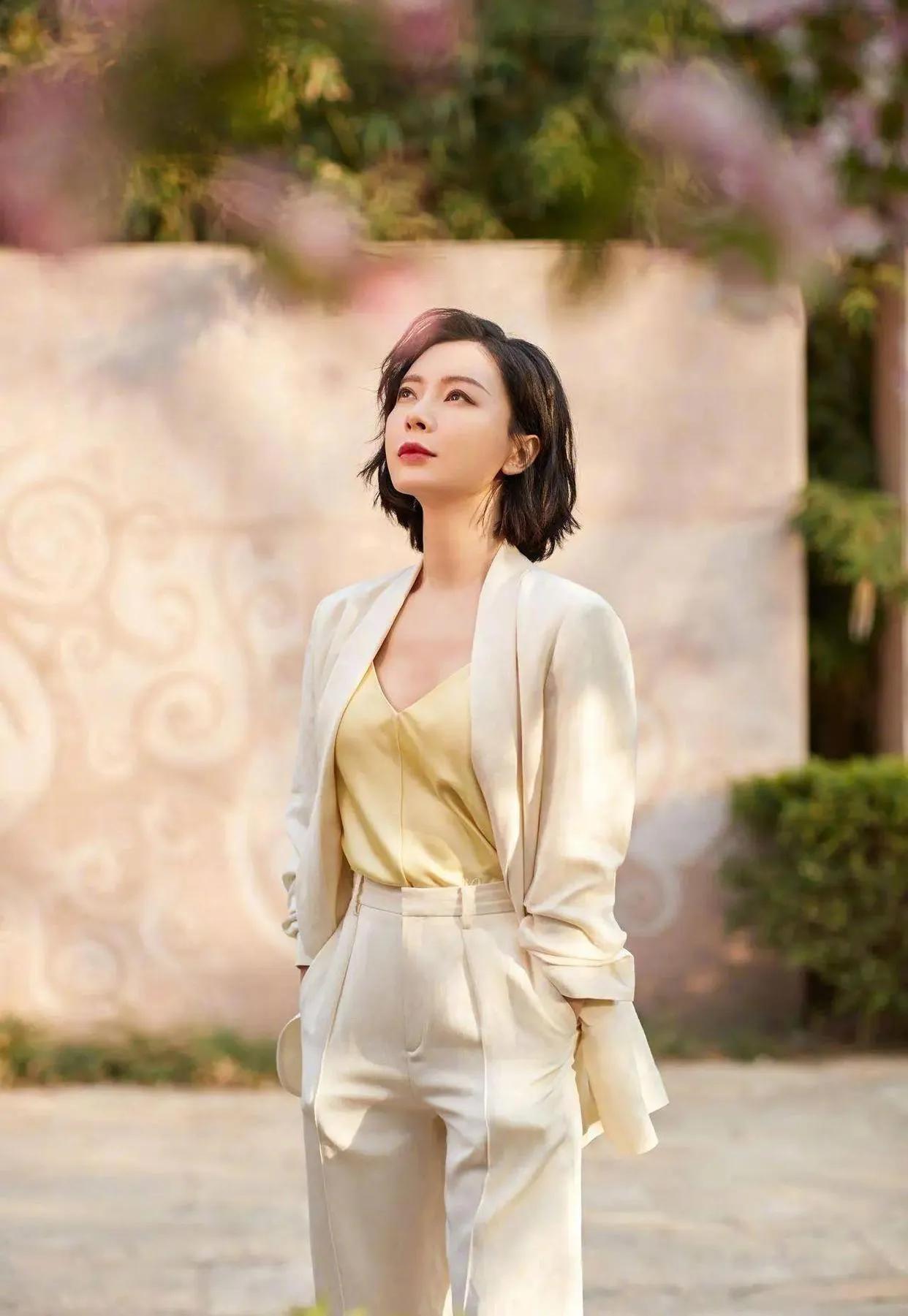 陈数这气质绝了！ 穿浅色系西装套装配背心，洋气上档次！