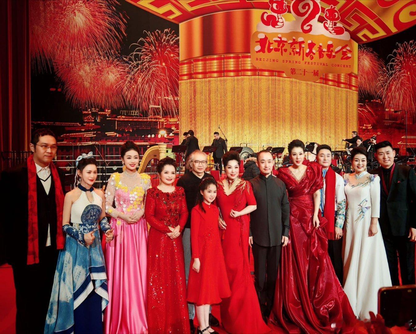 邓超予把六口茶唱进人民大会堂   邓超予能够把民族的音乐呈现的这么的到位，真的还