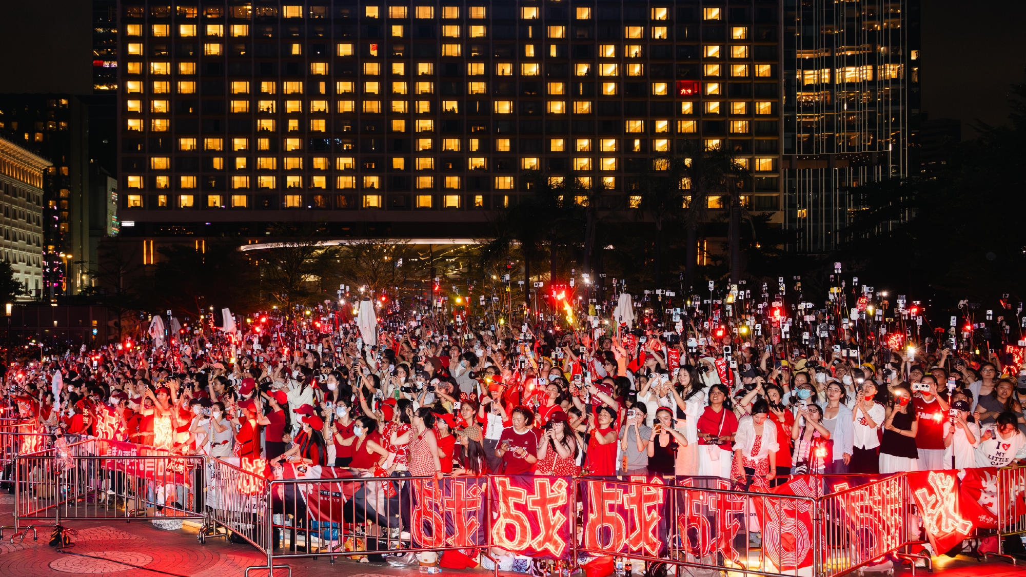 肖战肖战香港活动上新闻了‖肖战 人山人海，万众瞩目，不愧是巨星肖战肖战说小飞侠的