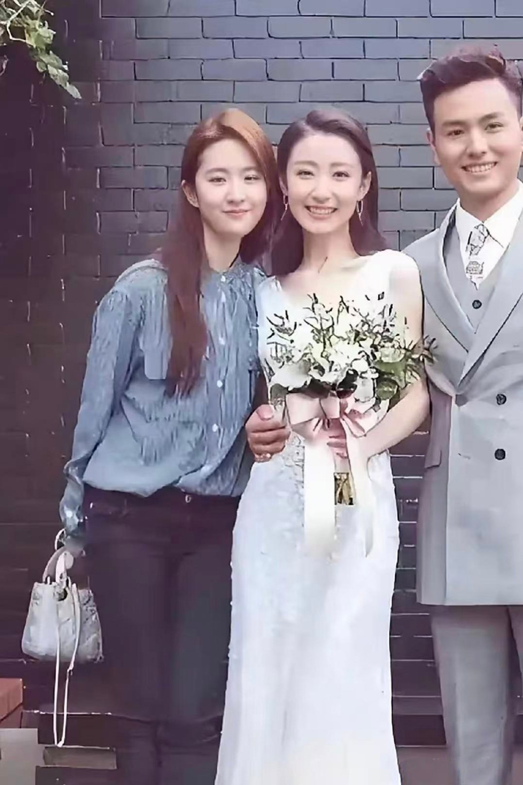 新娘子居然比刘亦菲还漂亮。 