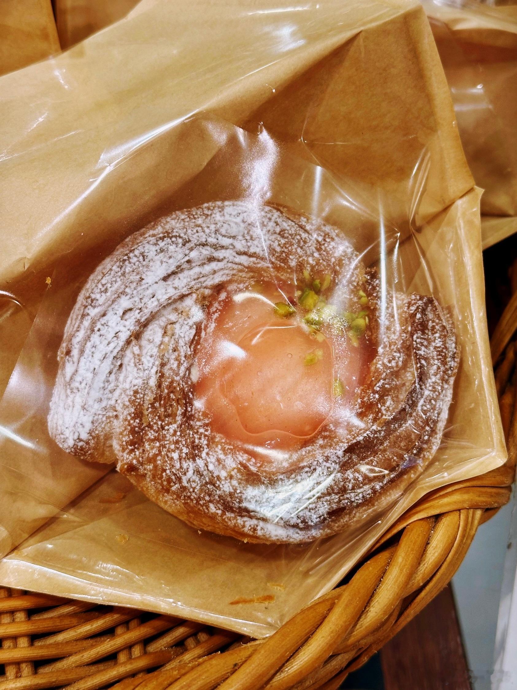 地铁里的日本人多数穿得素净简朴，最多藏青色。这样打扮的一看就是外地人。东京站周围