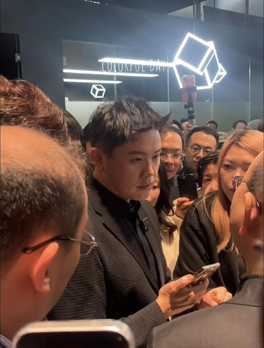 追觅老板俞浩上海参加展会成顶流，试驾自家公司超跑，就像明星出街一样。

3月12