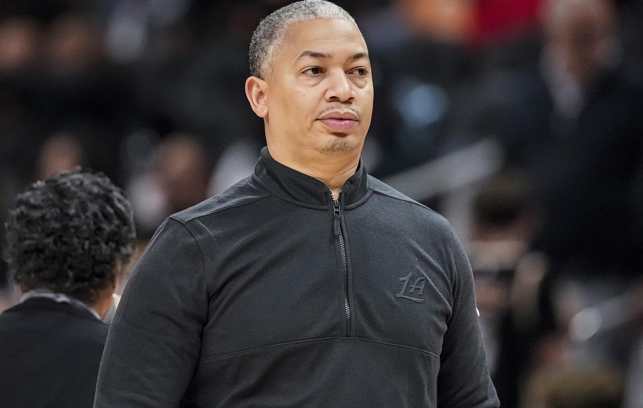 当你发现快船赢的7场球有6场来自鱼腩球队时，这支四巨头战舰的真相才开始浮现。
唯