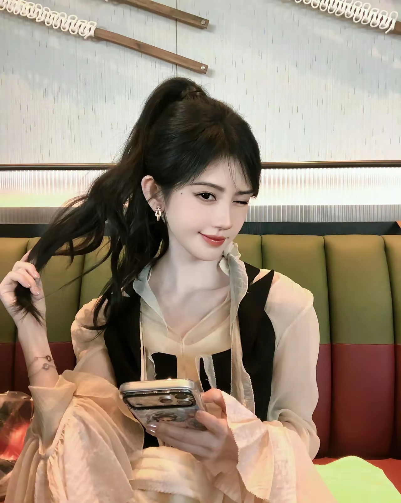 鞠婧祎事业心也太强了，恋爱似乎都与她没关系一样。 