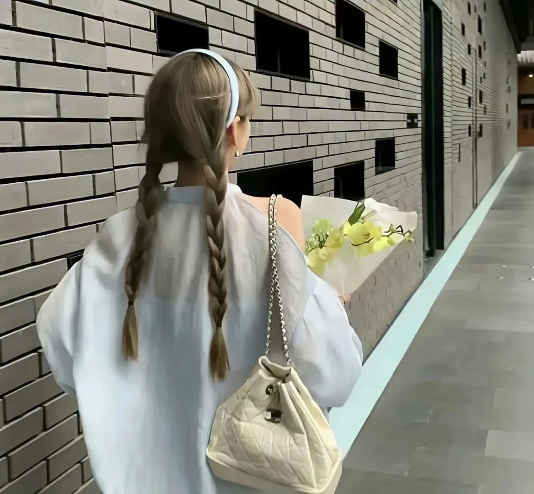 你讨厌那个在你身边叽叽喳喳的女孩  突然有一天 觉得周围好安静 你是否有过一丝后