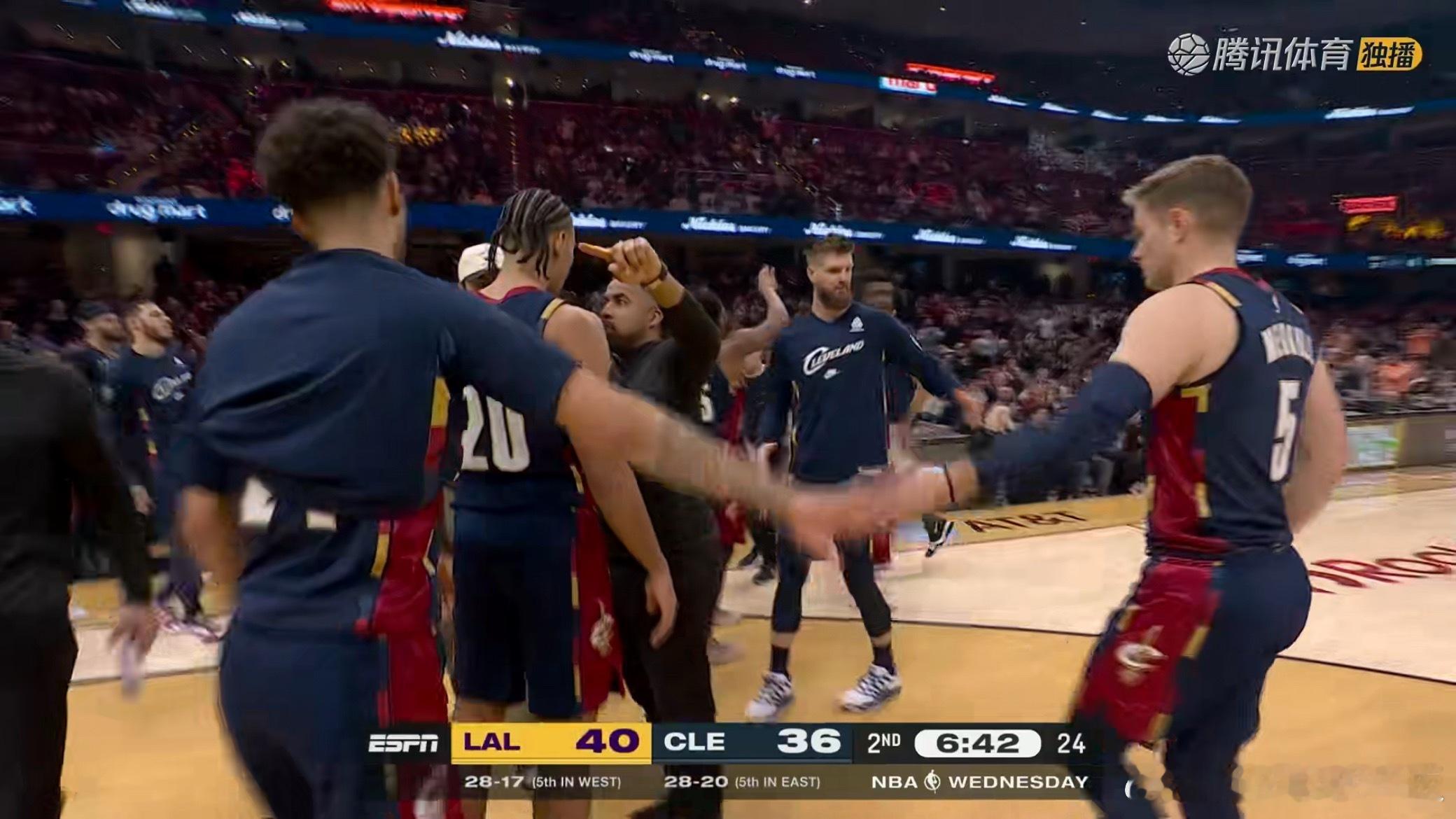 暂停暂停，被骑士的年轻阵容连续得分湖人vs骑士