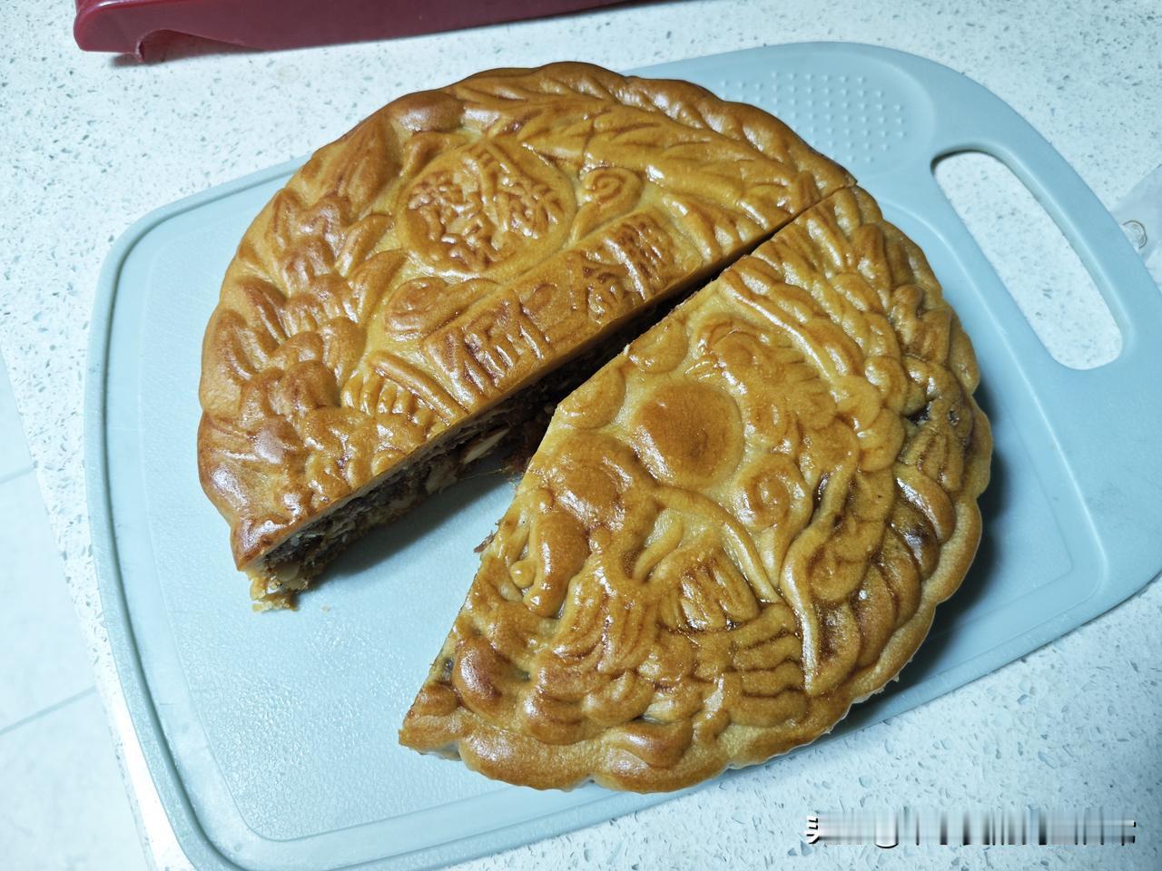 广东大月饼：是“饼王”还是“甜蜜负担”
 
谁懂啊！中秋跟风买的广东大月饼，现在