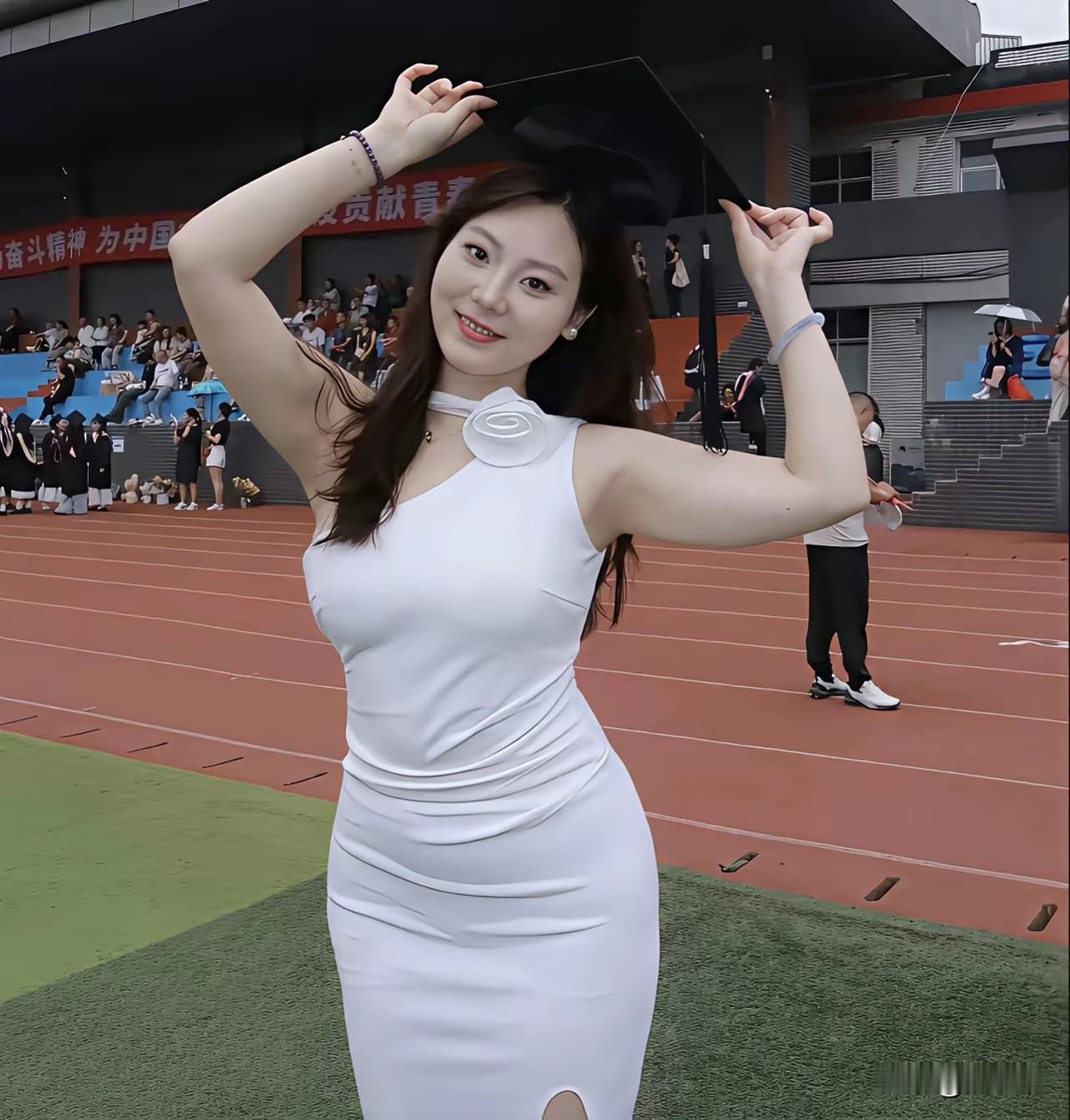 这些00后毕业的大学生，长得都十分的漂亮和成熟，不像我们70~80后的那些人，毕