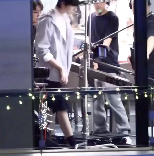 温柔气质的董洁搭配清新少年王橹杰，捧脸搂肩画面温馨又养眼，高颜值母子组合太吸睛！