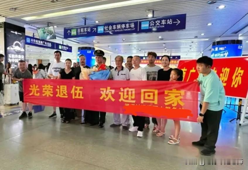 说实话，我看不得现在退伍回家的，家里人还搞个什么欢迎仪式。不就是当个兵吗，又是拉