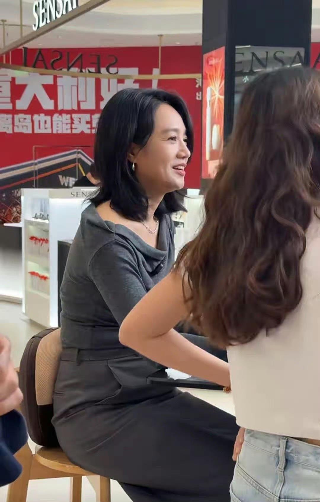 海南偶遇朱丹！明星也逃不过“坐姿肚”，网友：瞬间不焦虑了
 
网友在海南偶遇朱丹