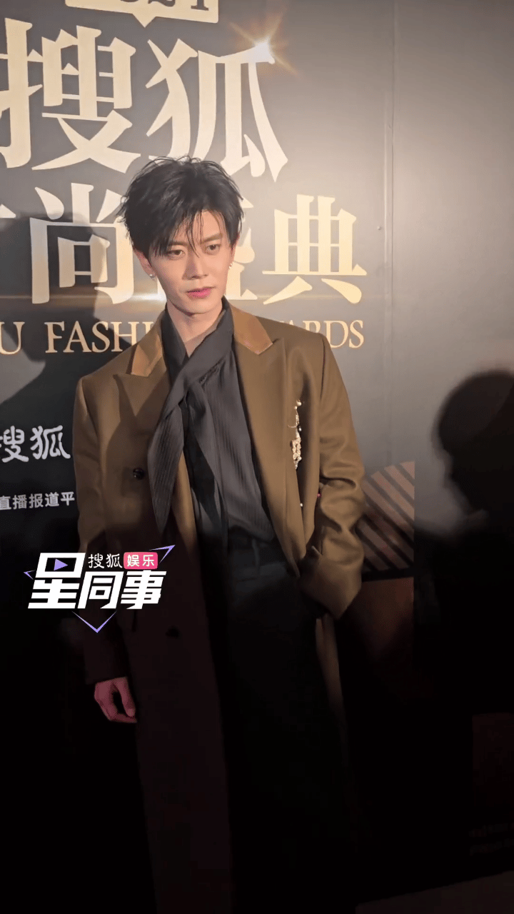 任嘉伦今日线下活动生图，怎么感觉瘦了好多[并不简单]谁懂插兜走这几步[憧憬] 